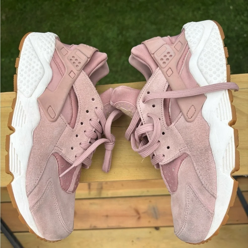 Nike Air Haurache Run in Particle Pink Suede Sneaker Sz 8
